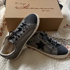 Vintage Havana Black and Gray Star Sneakers